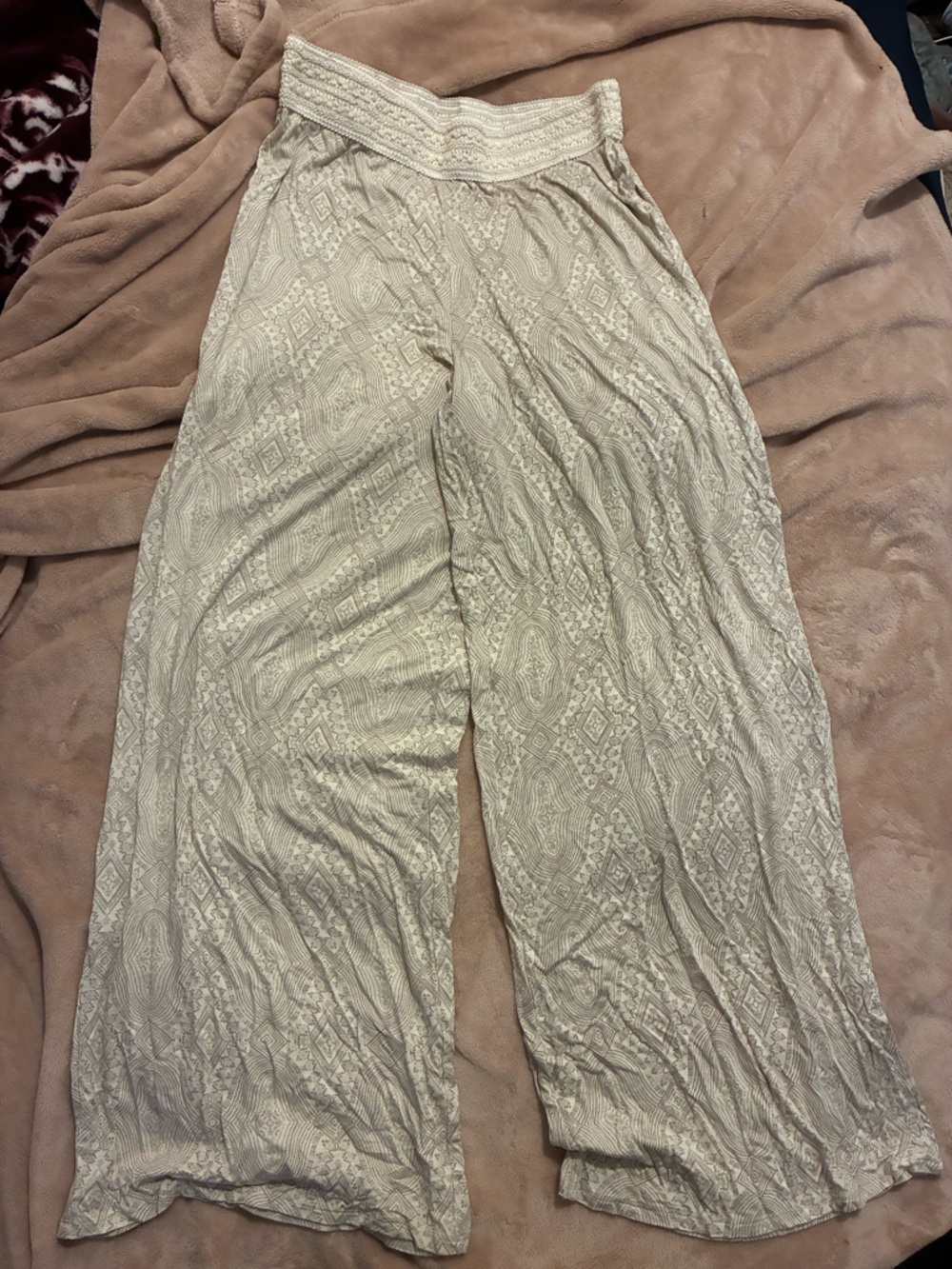 💰5/$10 Light Beige Wide Leg Lace-Patterned Palazzo Pants